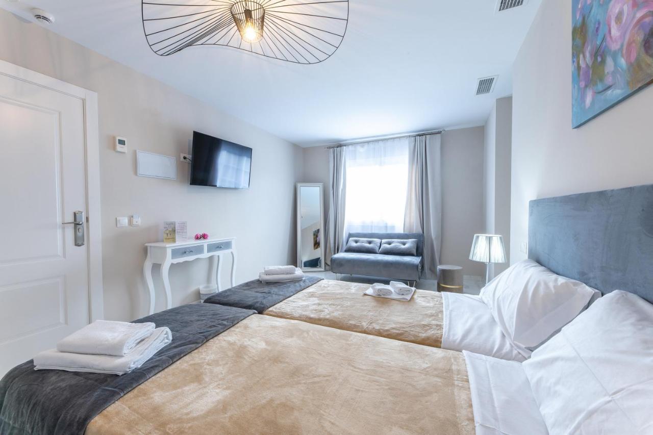 Hotel Residencia Deportiva Rozarossa Estepona Esterno foto