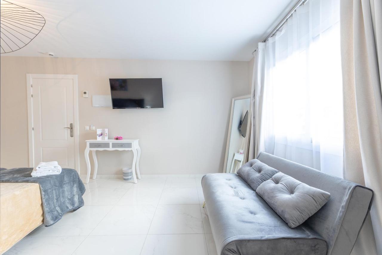 Hotel Residencia Deportiva Rozarossa Estepona Esterno foto